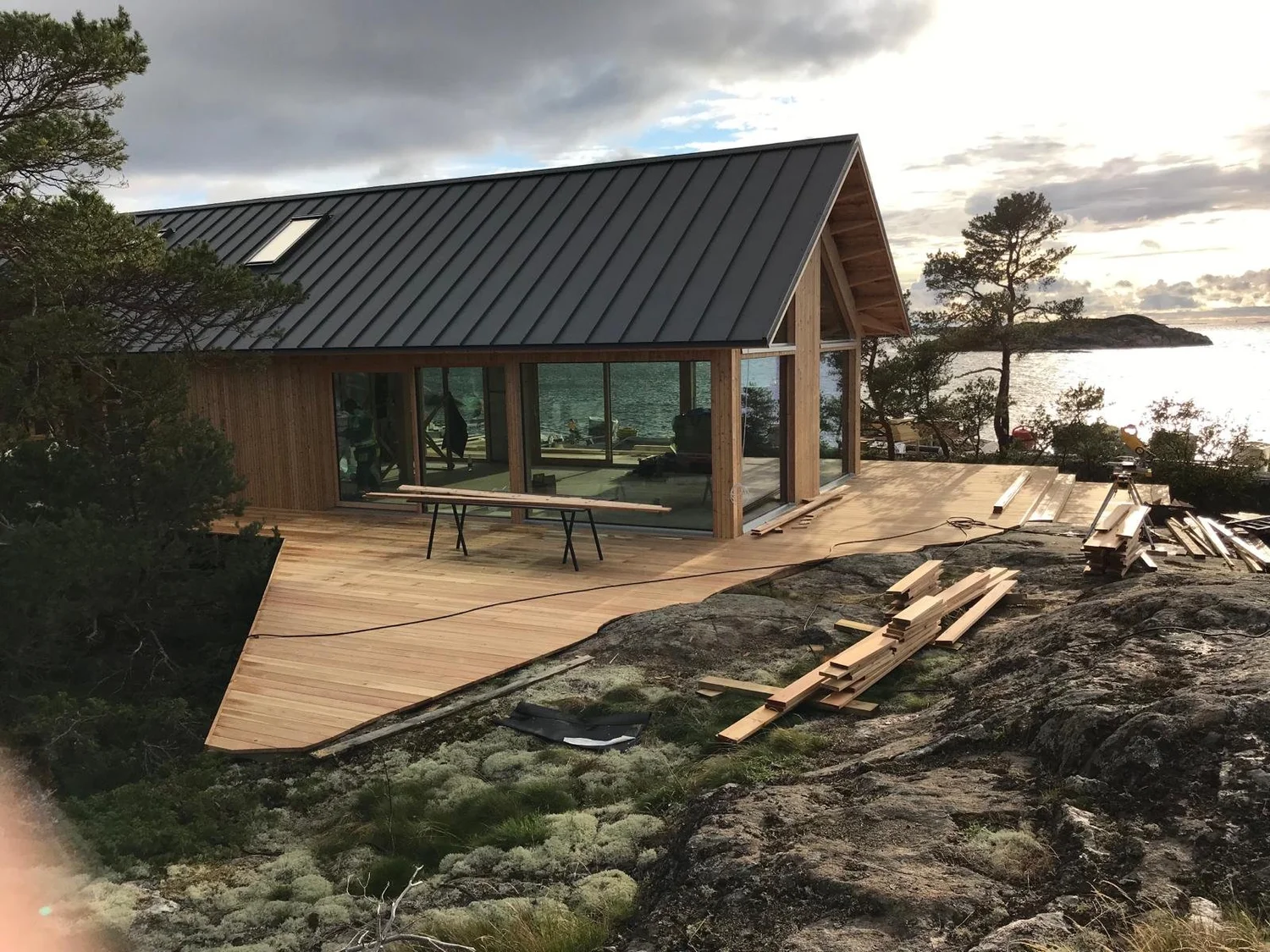 Hirsitalo illalla — merinäköala